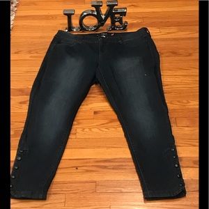 WOMEN’S BLUE JEANS